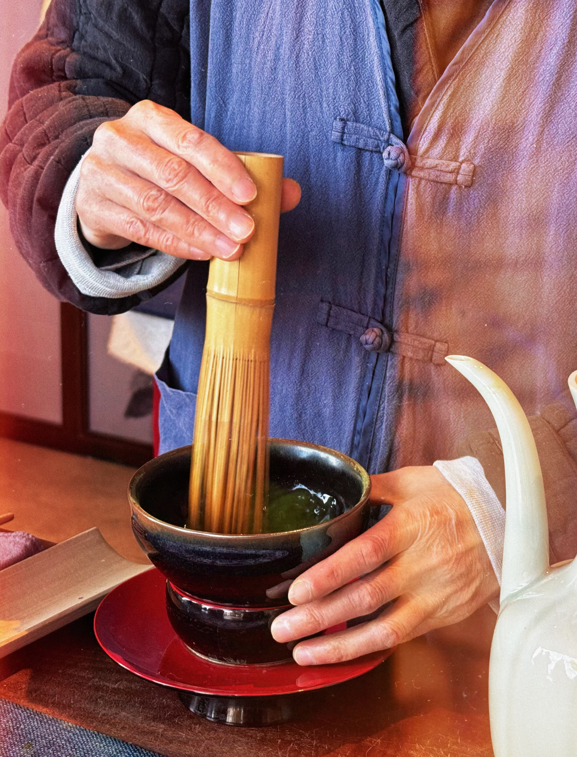 Preparing powdered tea by hand